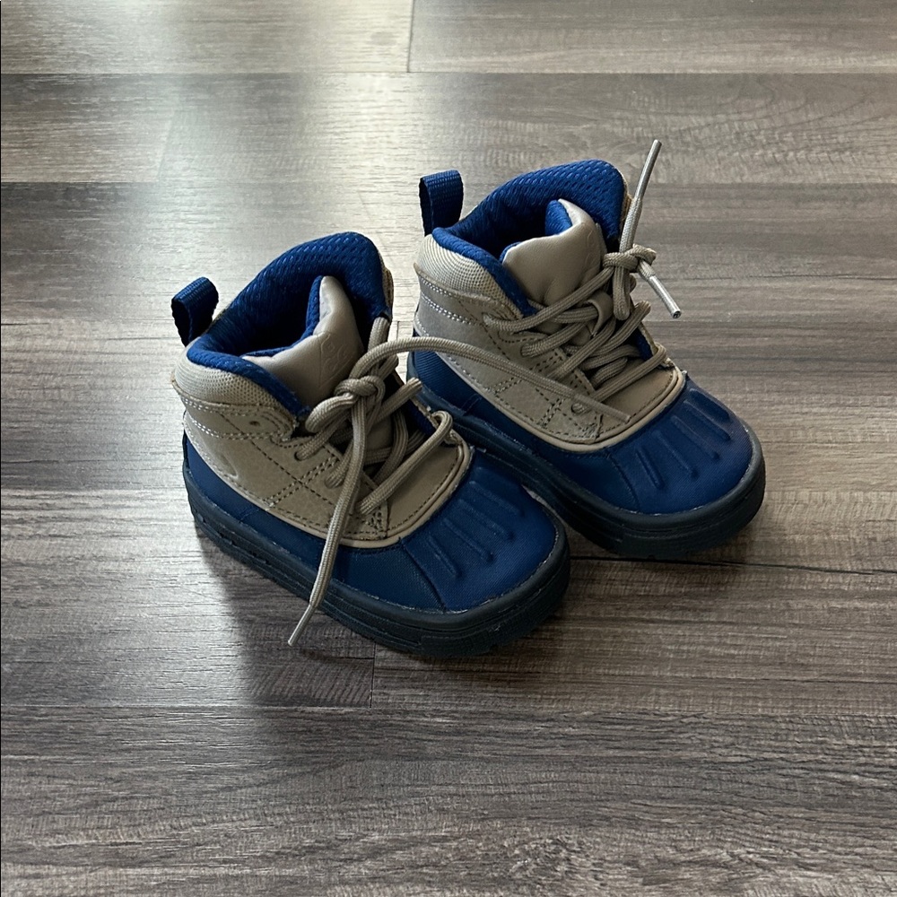 Nike Woodside 2 High Navy and Beige Boots